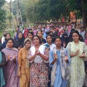 চবি শিক্ষার্থীদের ওপর হামলায় জড়িতদের গ্রেফতার দাবিতে ছাত্রীদের বিক্ষোভ