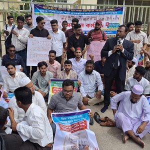 নোয়াখালী সিভিল সার্জন কার্যালয়ে তালা দিয়ে অবস্থান ধর্মঘট