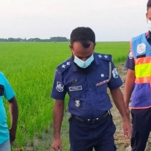 ধানক্ষেতে হাত-পা ও মাথাবিহীন লাশ, পরিচয় জানা যায়নি