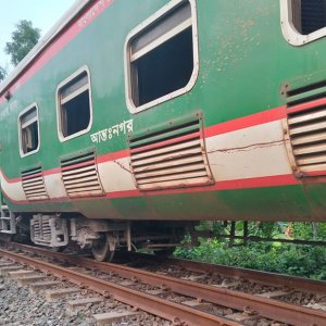 জয়পুরহাটে ৫ ঘণ্টা পর ট্রেন চলাচল স্বাভাবিক