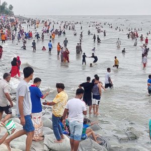 ঢেউয়ের আকর্ষণে কুয়াকাটা সমুদ্রসৈকতে পর্যটকদের ভিড়