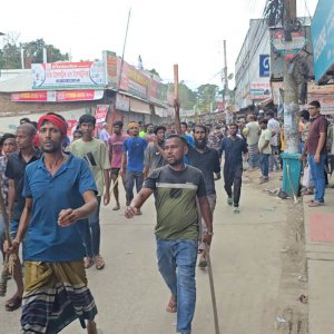 বিক্ষোভে উত্তাল ভাঙ্গা, থানা ও উপজেলা পরিষদে হামলা