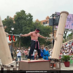 ২৬১ কেজির হারকিউলিস পিলার ধরে রেখে ভারতের ইস্পাত মানবের নতুন রেকর্ড