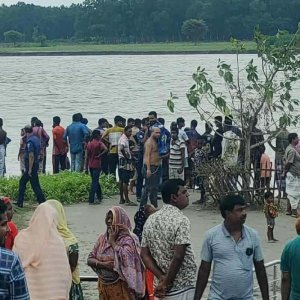 পদ্মায় নৌকা ডুবে একজনের মৃত্যু, দুজন নিখোঁজ