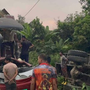 কাভার্ডভ্যানের পেছনে বাসের ধাক্কা, চালকের সহকারী নিহত