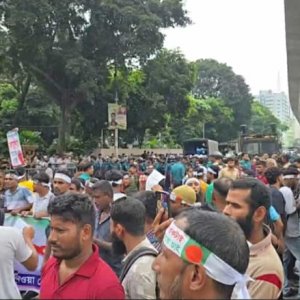 মালয়েশিয়া যেতে না পারা কর্মীদের কাওরান বাজারে সড়ক অবরোধ