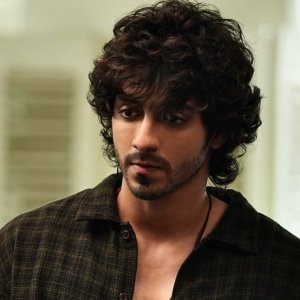 সঞ্জয় লীলার অফিসে আহান পাণ্ডে, লেলিহান গুঞ্জন