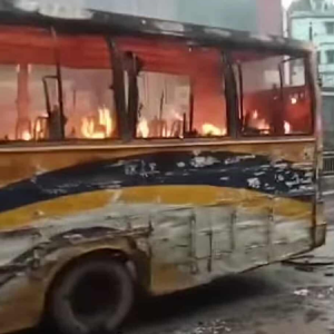 রাজধানীতে যাত্রীবাহী বাসে আগুন