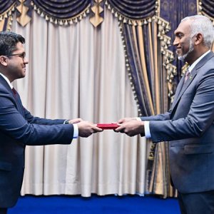 মালদ্বীপের রাষ্ট্রপতির কাছে পরিচয়পত্র জমা দিলেন হাইকমিশনার নাজমুল ইসলাম