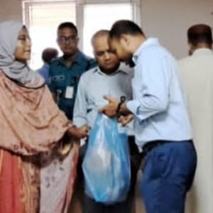 সচিবালয়ে একবার ব্যবহার্য প্লাস্টিক নিষিদ্ধ, আগতদের দেওয়া হচ্ছে কাপড়ের ব্যাগ