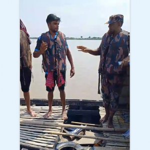 ১৫ যাত্রী নিয়ে পদ্মায় নৌকাডুবি, বিজিবি ও স্থানীয়দের সহায়তায় উদ্ধার