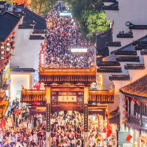 ছুটির আমেজ ‘লং মার্চে’ উড়লো চীনের অর্থনীতি