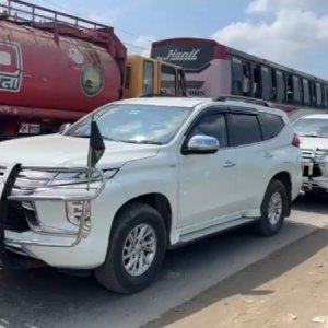 মহাসড়ক পরিদর্শনে গিয়ে ২ ঘণ্টা ধরে যানজটে আটকে আছেন উপদেষ্টা