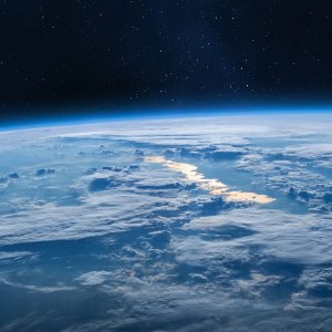 ‘মহাকাশে আটকে পড়া প্রেমিক’ সেজে বয়স্ক নারীকে প্রতারণা