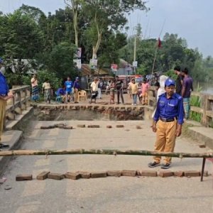 টাঙ্গাইলে ব্রিজের অ্যাপ্রোচ সড়ক ভেঙে লক্ষাধিক মানুষের ভোগান্তি