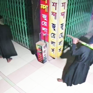 মালিবাগে জুয়েলার্স দোকানে চুরি, যা দেখা গেলো সিসিটিভি ক্যামেরায়