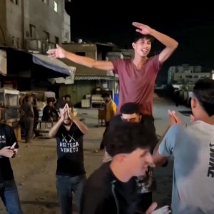 যুদ্ধবিরতি ঘোষণায় ইসরায়েল ও গাজায় উল্লাস