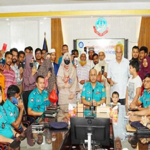 পুলিশের সহায়তায় হারানো মোবাইল ফিরে পেলেন ৭৫ জন