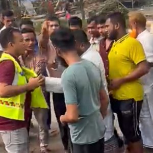 মব করে হাইওয়ে পুলিশকে মারধর, চালক ও হেলপার আটক