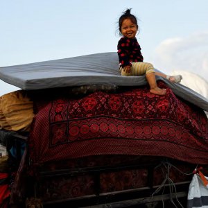 ইসরায়েলি সেনা প্রত্যাহার শুরু, ধ্বংসস্তূপে ফিরছে গাজার মানুষ