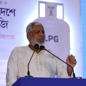 এলপিজি সিলিন্ডার ১ হাজার টাকা মধ্যে হওয়া দরকার: জ্বালানি উপদেষ্টা