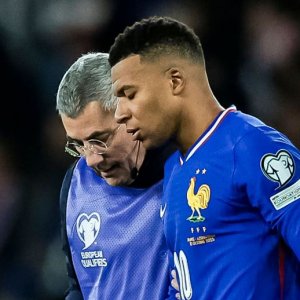 ইনজুরিতে ছিটকে গেলেন এমবাপ্পে