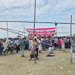 রাতের আঁধারে ভেঙে ফেলা হলো সভামঞ্চ ও প্যান্ডেল