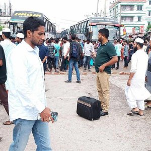 জুলাইযোদ্ধাকে লাঞ্ছিতের অভিযোগে পাল্টাপাল্টি অবস্থান, ঢাকা-ময়মনসিংহ বাস চলাচল বন্ধ