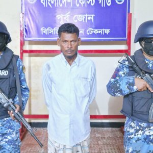 টেকনাফে শীর্ষ মানবপাচারকারী আটক