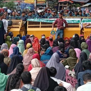 স্কুল-কলেজে শূন্যপদে শিক্ষক নিয়োগের দাবিতে শাহবাগে অবস্থান