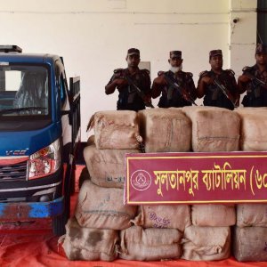 কুমিল্লায় পিকআপ বোঝাই ভারতীয় শাড়ি জব্দ