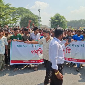 টাঙ্গাইলকে ঢাকা বিভাগেই রাখার দাবিতে যমুনা সেতু মহাসড়ক অবরোধ