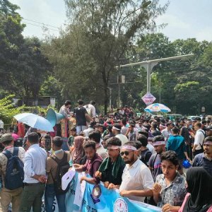 শিক্ষা ভবনের সামনে অবস্থান কর্মসূচি সাত কলেজে শিক্ষার্থীদের