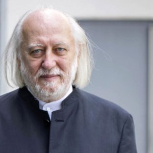 উত্তরে একটা পাহাড়, দক্ষিণে একটা লেক, পশ্চিমে রাস্তা, পূর্বে একটা নদী ।। লাসলো ক্রাসনাহোরকাই