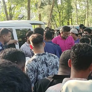 দিনদুপুরে মোটরসাইকেল আরোহীকে কুপিয়ে হত্যা