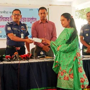 ১০৮টি হারানো মোবাইল মালিকের কাছে হস্তান্তর