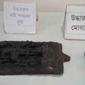 দিনাজপুরের খানসামায় কষ্টিপাথরের মূর্তিসহ গ্রেফতার ২