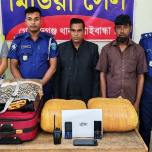 বাসে তল্লাশি করে মাদক ও ওয়াকিটকি উদ্ধার, ২ জন আটক