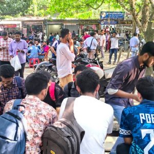 রাকসু নির্বাচন: শেষ দিনের প্রচারণায় জমজমাট ক্যাম্পাস