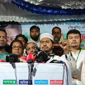 ফ্রি দিলেও মানুষ মুজিব কোট নেবে না, ভয়েও কেউ পরে না: নুর