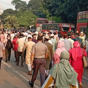 রাতে হাইকোর্ট মাজারে অবস্থান, বুধবার শাহবাগ অবরোধ শিক্ষকদের