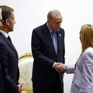 মেলোনিকে ধূমপান ছাড়তে বললেন এরদোয়ান, শুনে হাসলেন ম্যাক্রোঁ