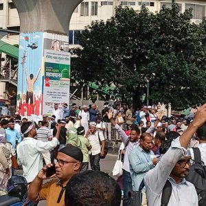 ব্যারিকেড ভেঙে শাহবাগে শিক্ষকদের অবস্থান