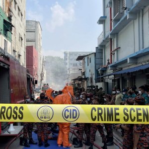 এখনও ধোঁয়ার সঙ্গে বের হচ্ছে বিষাক্ত গ্যাস, পাশের গার্মেন্টসের কর্মীরাও অসুস্থ