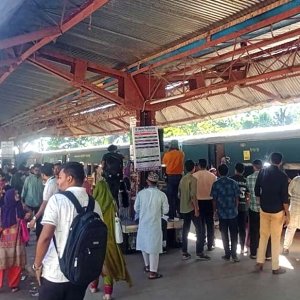 চাকসু নির্বাচন: চট্টগ্রাম শহর থেকে বাস-ট্রেনে আসছেন শিক্ষার্থীরা