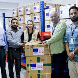 মাতৃমৃত্যু রোধে রোহিঙ্গা শরণার্থী ক্যাম্পে চিকিৎসা সামগ্রী হস্তান্তর