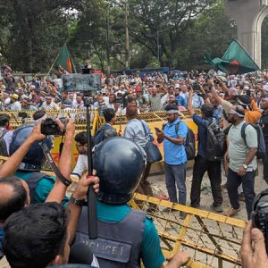 শহীদ মিনার থেকে শাহবাগের দিকে শিক্ষকরা