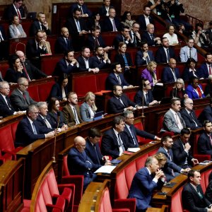 অনাস্থা ভোটের প্রথম রাউন্ডে টিকে গেলেন ফ্রান্সের প্রধানমন্ত্রী