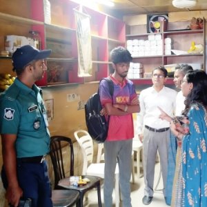 ফ্রিতে সিগারেট দিয়ে ৫০ হাজার টাকা জরিমানা গুনলেন যুবক