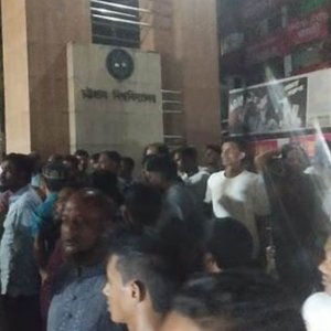 চট্টগ্রাম বিশ্ববিদ্যালয়ের গেটে মুখোমুখি অবস্থানে বিএনপি-ছাত্রদল ও জামায়াত-ছাত্রশিবির
